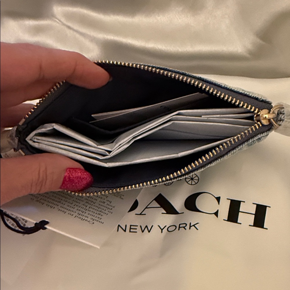 🩵🍒Coach NWT Corner Zip Wristlet In Loved Denim With Charms and Gold Hardware - Picture 7 of 7